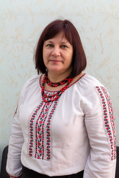 Заступник директора з виховної роботи Ткаченко Ірина Євгенівна, вчитель початкових класів, технологій, “старший вчитель”